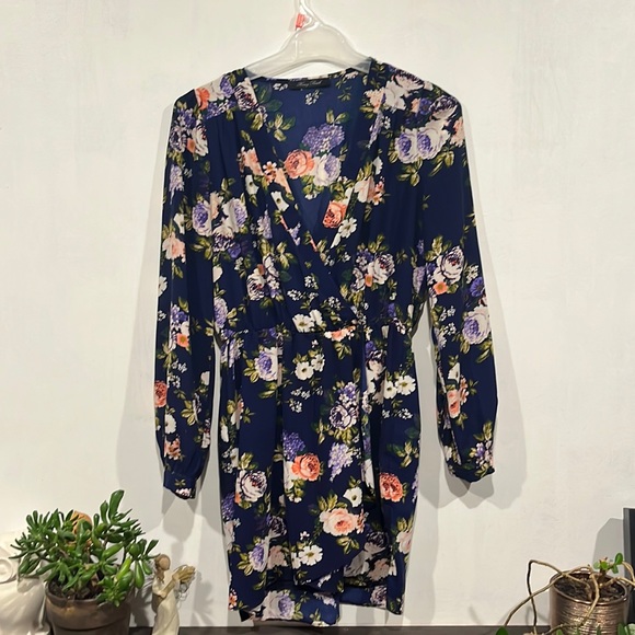 Honey Punch, size medium, navy floral dress. - Picture 1 of 6